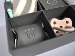 Dooky Boîte à Empreinte De Main Avec Cadre Double Et Photo + Coffret Cadeau -Produits Pour Bébé boite empreinte main cadre double photo coffret cadeau dooky bambinou detail