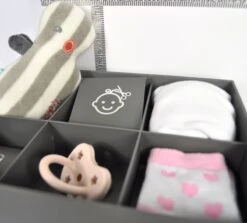 Dooky Boîte à Empreinte Médaillon -Produits Pour Bébé boite empreinte medaillon dooky bambinou tetine chaussettes