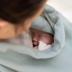 BabyMoov Cape D'allaitement Mom'n Play Tetra 11 BabyMoov Cape D'allaitement Mom'n Play Tetra -Produits Pour Bébé cape allaitement mom n play tetra green babymoov bambinou lifestyle1