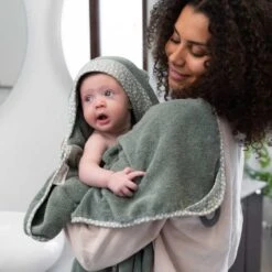 BabyMoov Cape De Bain Dry'n Play 10 BabyMoov Cape De Bain Dry'n Play -Produits Pour Bébé cape de bain dry n play green babymoov bambinou lifestyle1