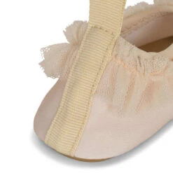 Chaussons De Bain à Volants Cerise -Produits Pour Bébé chaussons bain volants cerise konges slojd bambinou baguette