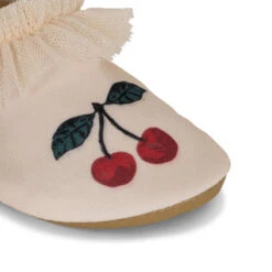 Chaussons De Bain à Volants Cerise -Produits Pour Bébé chaussons bain volants cerise konges slojd bambinou zoom
