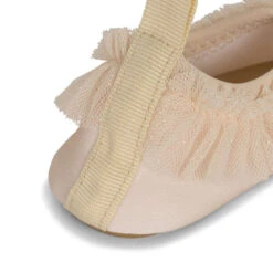 Chaussons De Bain à Volants Swan -Produits Pour Bébé chaussons bain volants swan konges slojd bambinou baguette