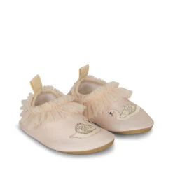 Chaussons De Bain à Volants Swan -Produits Pour Bébé chaussons bain volants swan konges slojd bambinou produit face