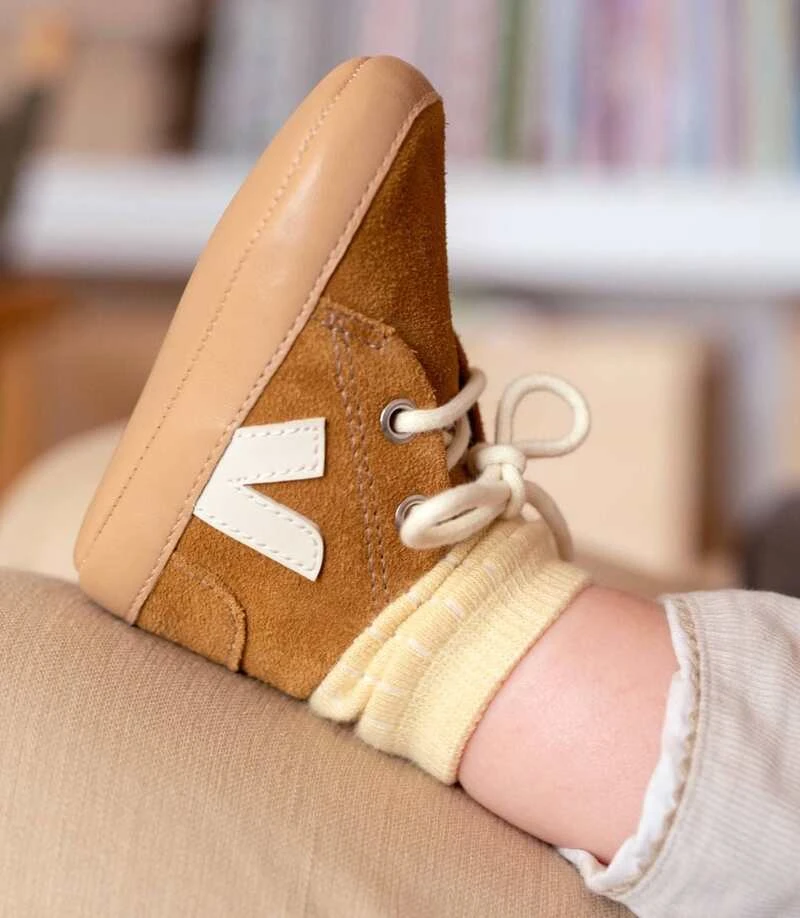 Veja Chaussons Bébé En Suède Camel Pierre 1 Veja Chaussons Bébé En Suède Camel Pierre