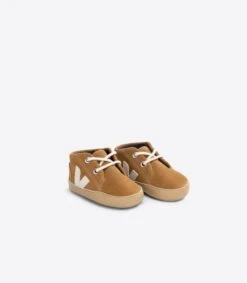 Veja Chaussons Bébé En Suède Camel Pierre 6 Veja Chaussons Bébé En Suède Camel Pierre -Produits Pour Bébé chaussons bebe suede camel pierre veja bambinou produit face