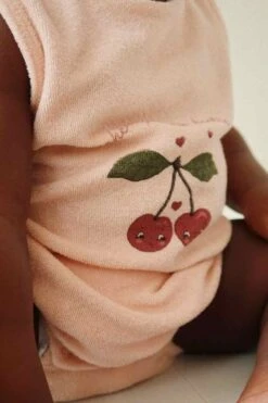 Combibloomer En éponge Rose Cerise 15 Combibloomer En éponge Rose Cerise -Produits Pour Bébé combibloomer eponge rose cerise 9 m konges slojd bambinou lifestyle2