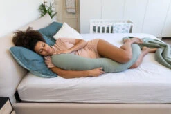 BabyMoov Coussin De Maternité Doomoo Tetra 7 BabyMoov Coussin De Maternité Doomoo Tetra -Produits Pour Bébé coussin de maternite doomoo tetra jersey green babymoov bambinou lifestyle1