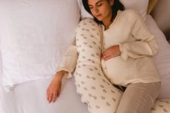 Candide Coussin De Maternité Jersey Cœurs/gris -Produits Pour Bébé coussin maternite jersey coeurs gris candide bambinou lifestyle3