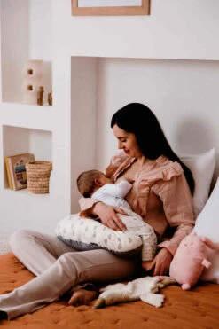 Candide Coussin De Maternité Jersey Cœurs/gris -Produits Pour Bébé coussin maternite jersey coeurs gris candide bambinou lifestyle4