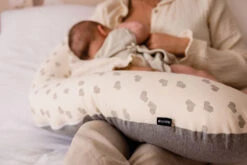 Candide Coussin De Maternité Jersey Cœurs/gris -Produits Pour Bébé coussin maternite jersey coeurs gris candide bambinou lifestyle5