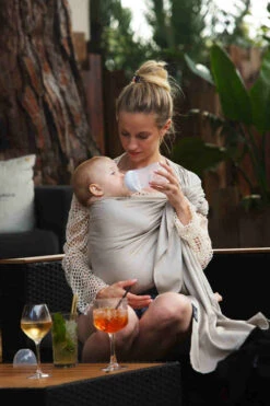 Echarpe Tissée Sans Nœud -Produits Pour Bébé echarpe tissee sans noeud or blanc love radius bambinou lifestyle2