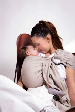 Echarpe Tissée Sans Nœud -Produits Pour Bébé echarpe tissee sans noeud or blanc love radius bambinou lifestyle3