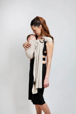 Echarpe Tissée Sans Nœud -Produits Pour Bébé echarpe tissee sans noeud or blanc love radius bambinou lifestyle4