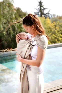 Echarpe Tissée Sans Nœud -Produits Pour Bébé echarpe tissee sans noeud or blanc love radius bambinou lifestyle9