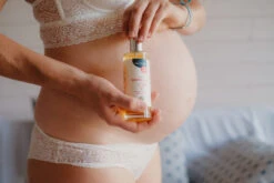 Huile Bienveillante Anti-vergetures Pour Future Maman 100ml -Produits Pour Bébé huile bienveillante anti vergetures future maman neobulle bambinou lifetstyle3