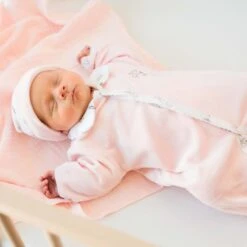 Kit Naissance Fleurs 13 Kit Naissance Fleurs -Produits Pour Bébé kit naissance fleurs 1m 3kg7 bambinou lifestyle2 1