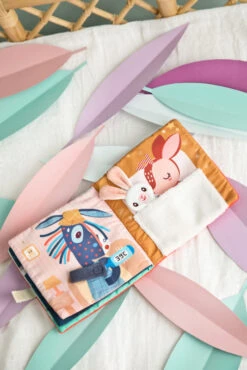 Lilliputiens Livre D'activités En Tissu Stella Et Son Doudou -Produits Pour Bébé livre activites tissu stella doudou lilliputiens bambinou situation