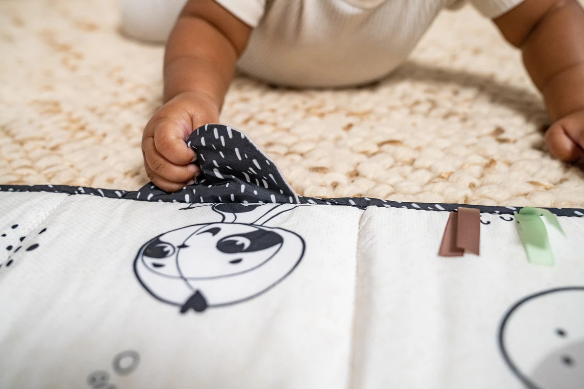 Tiny Love Livre Recto Verso Black & White Décor 5 Tiny Love Livre Recto Verso Black & White Décor – Image 5