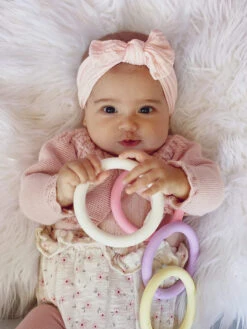 Lot De 6 Anneaux D'éveil Et Dentition -Produits Pour Bébé lot 6 anneaux eveil dentition pastel dena bambinou ambiance scaled