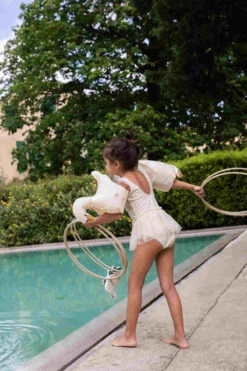 Maillot De Bain à Volants Swan -Produits Pour Bébé maillot bain volants swan konges slojd bambinou lifestyle2