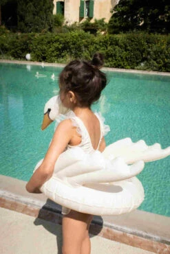 Maillot De Bain à Volants Swan -Produits Pour Bébé maillot bain volants swan konges slojd bambinou lifestyle3