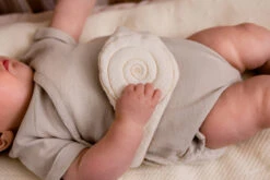 Candide Mini Bouillotte De Massage -Produits Pour Bébé mini bouillotte massage ecru camel candide bambinou lifestyle2