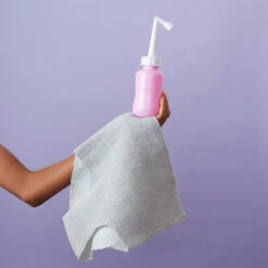 Frida MomWasher Bouteille De Lavage Périnéale Renversée -Produits Pour Bébé momwasher bouteille lavage perineale renverse frida bambinou lifestyle2