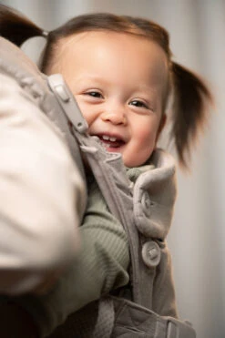 Nuna Porte-bébé CUDL Luxe 16 Nuna Porte-bébé CUDL Luxe -Produits Pour Bébé porte bebe cudl luxe quartz nuna bambinou lifestyle4