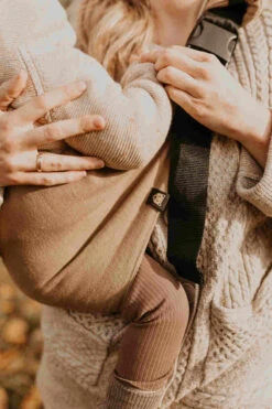 Porte Enfant 9 Mois-4 Ans -Produits Pour Bébé porte enfant 9 mois 4 ans lin camel wildride bambinou lifestyle3