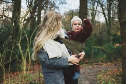 Porte Enfant 9 Mois-4 Ans Premium Collection -Produits Pour Bébé porte enfant 9 mois 4 ans premium collection olive green velours cotele wildride bambinou lifestyle3