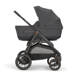Poussette Système Quattro Aptica XT/Darwin 9 Poussette Système Quattro Aptica XT/Darwin -Produits Pour Bébé poussette systeme quattro aptica xt darwin magnet grey 2024 inglesina bambinou nacelle 1