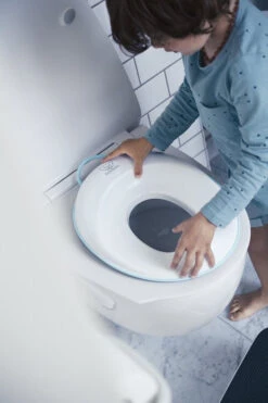 Babybjorn Réducteur De Toilette Babybjörn -Produits Pour Bébé reducteur toilette blanc tourquoise babybjorn bambinou utilisation 1