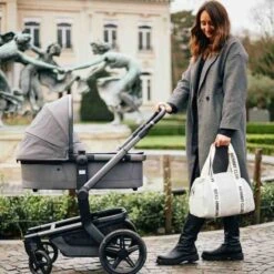 Childhome Sac à Langer Mommy Club Signature -Produits Pour Bébé sac langer mommy club signature canvas off white beaba bambinou lifestyle3