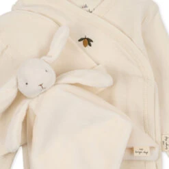 Set Maternité Avec Body, Bonnet Et Doudou Pour La Naissance -Produits Pour Bébé set maternite body bonnet doudou naissance premature konges slojd bambinou focus