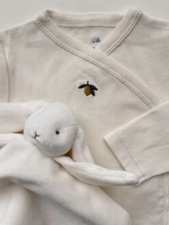 Set Maternité Avec Body, Bonnet Et Doudou Pour La Naissance -Produits Pour Bébé set maternite body bonnet doudou naissance premature konges slojd bambinou zoom