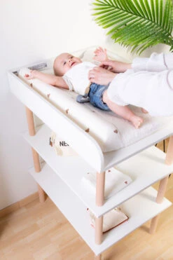 Childhome Table à Langer Bois Blanc Et Naturel -Produits Pour Bébé table langer bois blanc naturel childhome bambinou ambiance