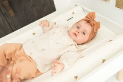 Childhome Table à Langer Bois Blanc Et Naturel -Produits Pour Bébé table langer bois blanc naturel childhome bambinou contexte