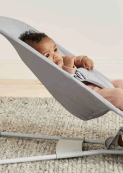 Babybjorn Transat Bliss Tissé -Produits Pour Bébé transat bliss tisse matelassage petale gris clair babybjorn bambinou lifestyle2