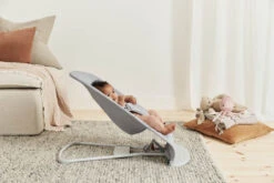 Babybjorn Transat Bliss Tissé -Produits Pour Bébé transat bliss tisse matelassage petale gris clair babybjorn bambinou lifestyle3