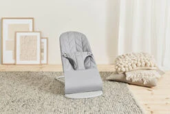 Babybjorn Transat Bliss Tissé -Produits Pour Bébé transat bliss tisse matelassage petale gris clair babybjorn bambinou lifestyle5